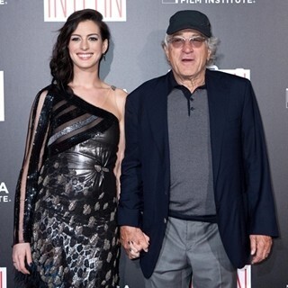 アン･ハサウェイ&ロバート･デ･ニーロ、初共演作のNYプレミアで2ショット披露