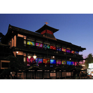 道後温泉・改築120周年の本館が蜷川実花で彩られる! BEAMSコラボバッグも