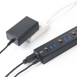 サンワダイレクト、データ通信も充電も行える通電スイッチ付きUSB 3.0ハブ