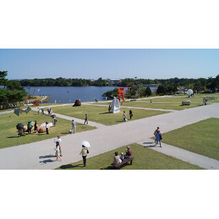 公園に広がるアート世界、国内最古の野外彫刻展「UBEビエンナーレ」開幕!