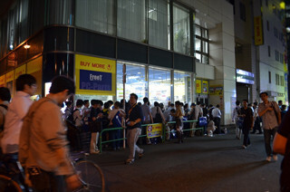 東京・秋葉原にアライグマが出現、「TSUKUMO eX.」前で捕り物劇