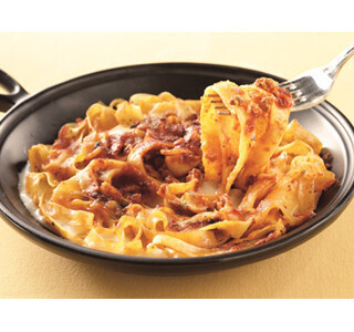 西友、もちもちでこんがり食感の「焼パスタ(クリーム&ボロネーゼ)」発売