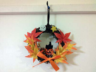 100均素材で作れる! 簡単ハロウィンリース♪