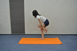 デスクワーク組必読! なまった体を復活させる3分バランス体幹トレーニング
