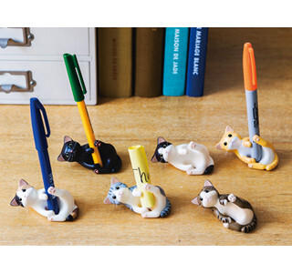 猫がぎゅっと抱きついて離さない猫型スタンドが発売