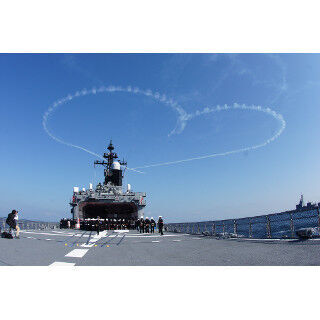 ブルーインパルス、自衛隊観艦式で青空に巨大なハートや桜を描く