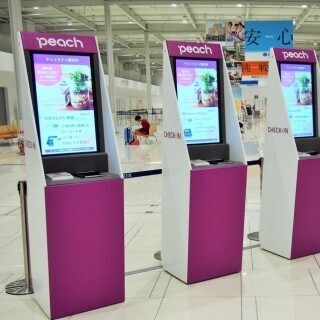 Peach、段ボール素材を用いたチェックイン機を導入 - 建築家と共同開発