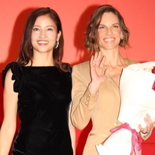 黒木メイサ、憧れのヒラリー･スワンクと初対面!「今日はハッピー」