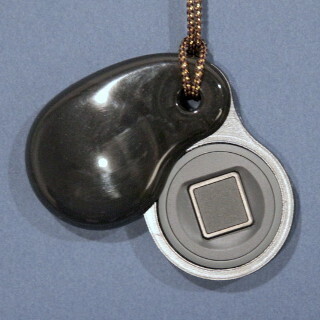 DDS、世界初のウェアラブル指紋認証機器「magatama」を発表 - 世の中からパスワードがなくなる?