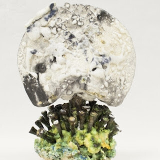 東京都・浅草にて、抽象化した陶立体を制作する陶芸家・小山暁子氏の個展