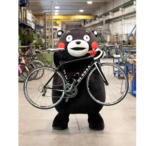 くまモンカラーの自転車が登場! デ・ローザがワンオフモデルを制作