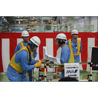 MRJ、量産願い初号機で鋲打ち式実施 - 初飛行に向けシンボルデザインも作成