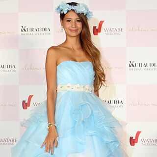 吉川ひなのプロデュースのウェディングドレス12種が登場! ハワイの虹を表現