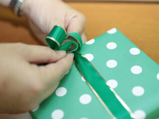 超簡単ラッピング! 「横一文字がけ」リボンの結び方【動画アリ】
