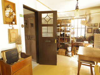 「不思議の国のアリス」がテーマ! 個性派雑貨でレトロモダンなインテリア♪