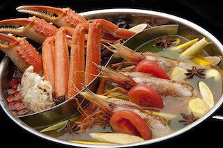 東京都・恵比寿のカニ専門店、27種類の薬味を使用した海鮮薬膳2色鍋を提供