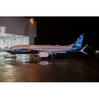 ボーイングで737 MAX 8初号機がロールアウト - 2016年始にも初飛行