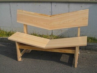 JR四国、座るとくっついてしまう「らぶらぶベンチ」を2駅に導入