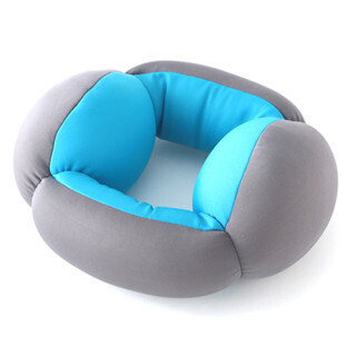 この形、どう使う? ドーナツ型で使い方自在な「全方位仮眠まくら」発売