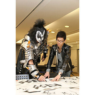 東京都・渋谷でロックバンド「KISS」とのコラボした書道家の展覧会