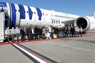 『スター･ウォーズ』俳優ら、R2-D2特別塗装機でハリウッドからロンドンへ