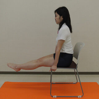 オフィスで腹筋を引き締める! いすを使った膝伸ばし体幹トレーニング