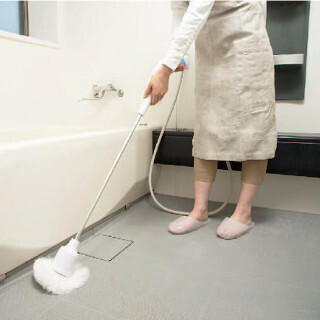 4つのアタッチメントで風呂掃除するブラシ - 床から天井、排水溝まで