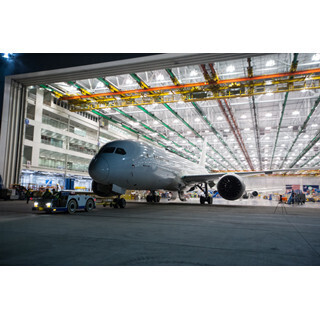 ボーイング、ノースチャールストン工場で100機目の787をロールアウト