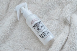 猫のおでこの香りがする水が発売!? うちの猫の匂いと比べてみた