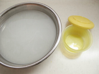 米のとぎ汁と塩水を使って密閉容器を消臭する方法を実際に試してみた結果