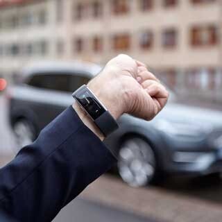 音声でクルマに指示出し - ボルボがウェアラブル端末用いたサービス提供へ