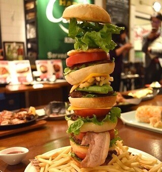 JR東京駅に"ウルトラ"グルメが集結! 巨大バーガーや激辛パスタと戦ってきた