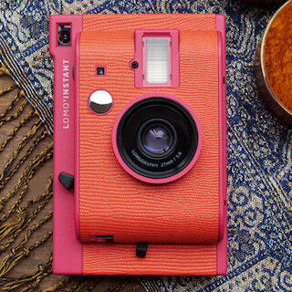 ロモグラフィーのインスタントカメラに、ローズ色のバレンタイン仕様が登場