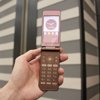 KDDI、Android搭載ガラケー「GRATINA 4G」2月発売 - LINEにも対応