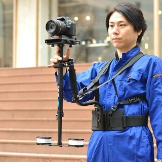 腕プルプルの疲れを緩和、大型カメラ対応のスタビライザー