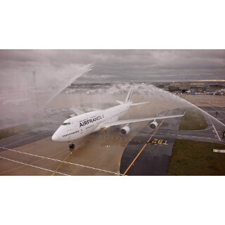 エールフランス、最後のボーイング747商業運航でウオーターキャノン