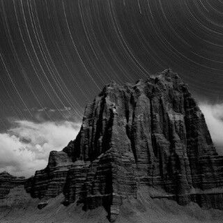 東京都・西巣鴨にて、世界中の砂漠で岩と星を捉えた広川泰士氏の写真展