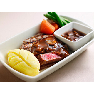 キャセイ、名古屋便就航50周年を記念して機内食で「最高級松阪牛」特別提供