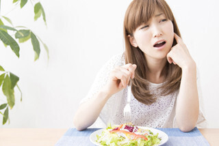 やめてほしい恋人の趣味は何? 男性は「アイドル」で女性は「浪費」がNGか