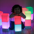 日本ポステック、ユーザーの感情を光で表現できるIoT照明「onia」を発表