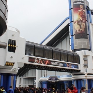 TDL「スター･ツアーズ」"フォースの覚醒"版お披露目! BB-8やフィンに会える