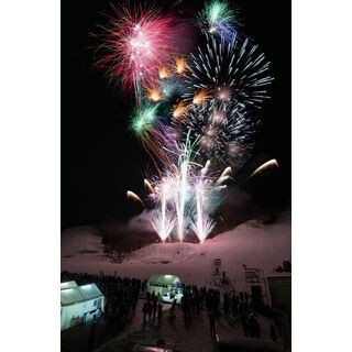 真冬に花火! 新潟で日本スキー発祥105周年「レルヒ祭」開催--屋台村も登場