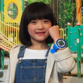 KDDI、音声通話が可能なキッズ向け腕時計型ケータイ「mamorino Watch」発表