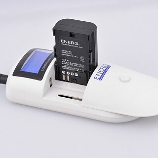 マルチな充電器 - カメラのバッテリパック、単3形/単4形充電池、スマホ対応