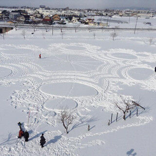 美しき白銀キャンパス! 青森で開催中の「冬の田んぼアート」が壮大すぎる