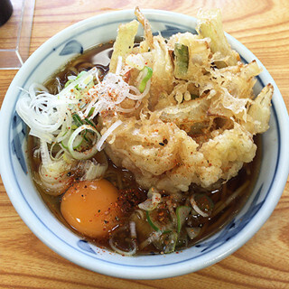立ち食いそば散歩 (1) ジャンボかき揚げは二度うまい! 生玉子入り「かき揚げ玉子そば」の魅惑