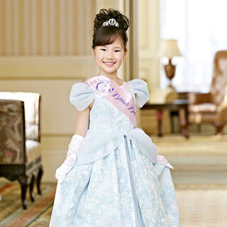 東京ディズニーランドにビビディ・バビディ・ブティック誕生! 家族と写真も