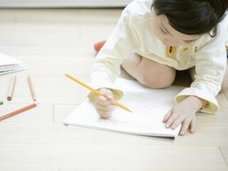 子どもの家庭学習に親がどのくらい干渉すべき？　一般的な親の「干渉度」は？