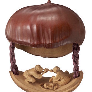 東京都・墨田区の「たばこと塩の博物館」で日本の細密工芸「根付」を展示