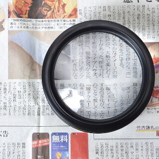 サンコー、新聞やスマホの上に置いて使える拡大鏡 - LEDライト搭載